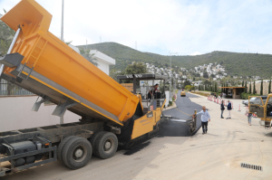 BELEDİYE, ASFALTLAMA ÇALIŞMALARINI SÜRDÜRÜYOR