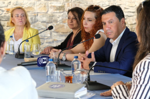 BAŞKAN ARAS, DEPREM MAĞDURU KADINLARLA BULUŞTU