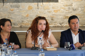 BAŞKAN ARAS, DEPREM MAĞDURU KADINLARLA BULUŞTU