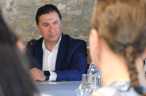 BAŞKAN ARAS, DEPREM MAĞDURU KADINLARLA BULUŞTU