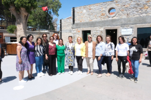 BAŞKAN ARAS, DEPREM MAĞDURU KADINLARLA BULUŞTU