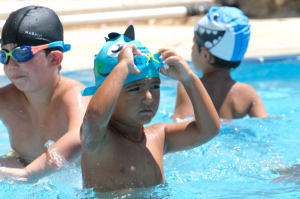 YAZ OKULUNDA YÜZME ÖĞRENİYORLAR