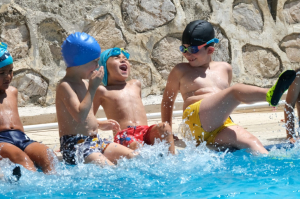 YAZ OKULUNDA YÜZME ÖĞRENİYORLAR