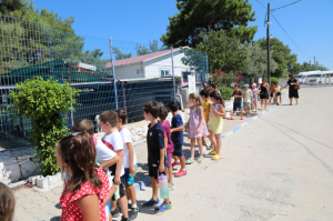 ÖĞRENCİLERDEN SOKAK HAYVANLARINA ZİYARET