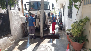 BELEDİYEDEN KANAL AÇMA VE TEMİZLİK ÇALIŞMASI