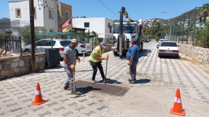 BELEDİYEDEN KANAL AÇMA VE TEMİZLİK ÇALIŞMASI