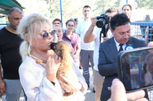 AJDA PEKKAN’DAN BELEDİYE BAKIM MERKEZİNE ZİYARET