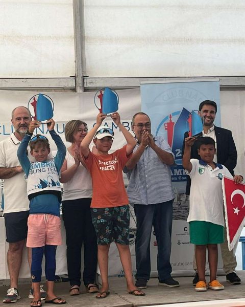 BAŞKAN ARAS BAŞARILI GENÇ YELKENCİLERİ KARŞILADI