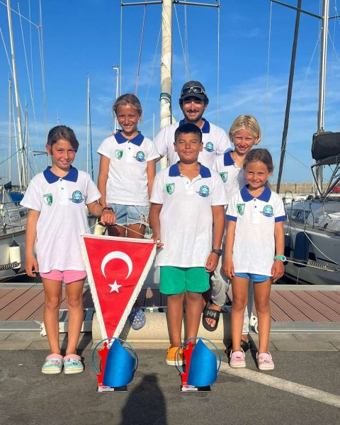 BAŞKAN ARAS BAŞARILI GENÇ YELKENCİLERİ KARŞILADI