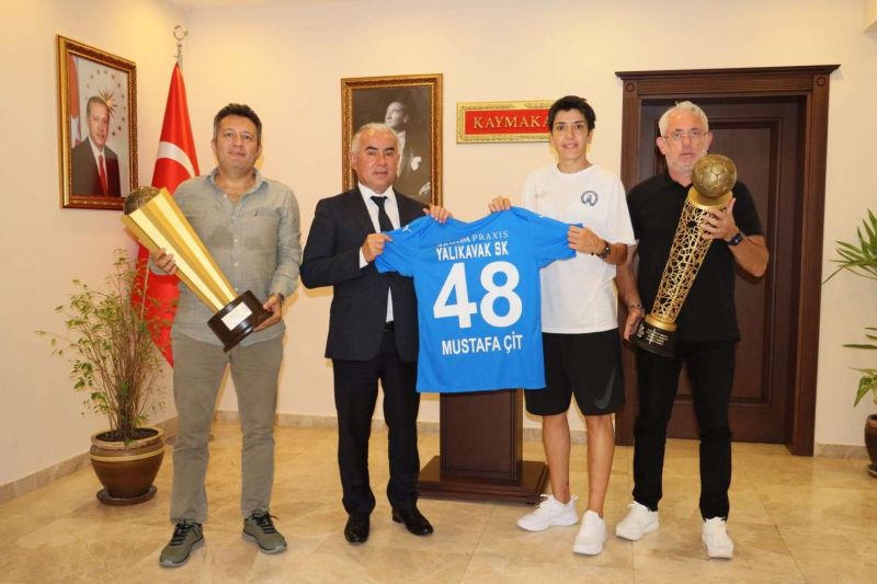 BODRUM’UN GURURU HENTBOLCULAR KAYMAKAM VE BELEDİYE BAŞKANI İLE BULUŞTU