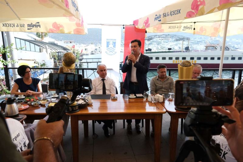 BODRUM’UN GURURU HENTBOLCULAR KAYMAKAM VE BELEDİYE BAŞKANI İLE BULUŞTU