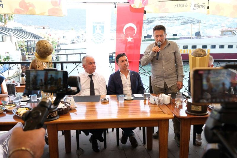 BODRUM’UN GURURU HENTBOLCULAR KAYMAKAM VE BELEDİYE BAŞKANI İLE BULUŞTU