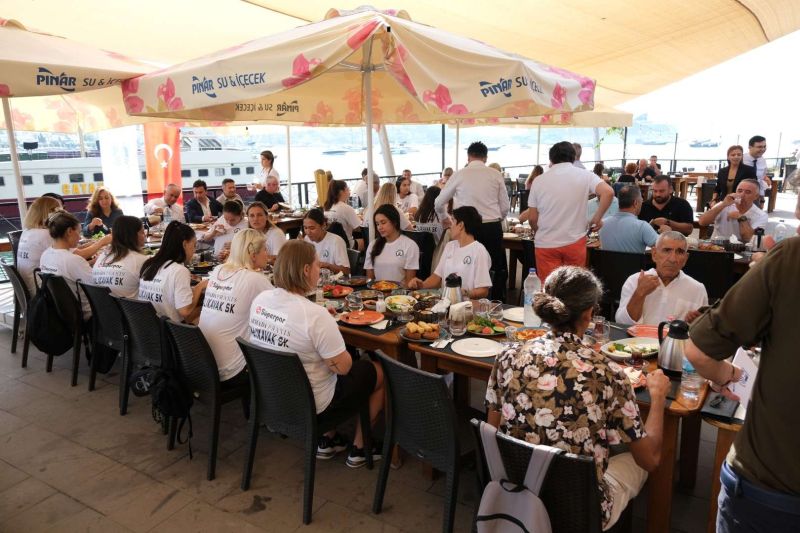 BODRUM’UN GURURU HENTBOLCULAR KAYMAKAM VE BELEDİYE BAŞKANI İLE BULUŞTU