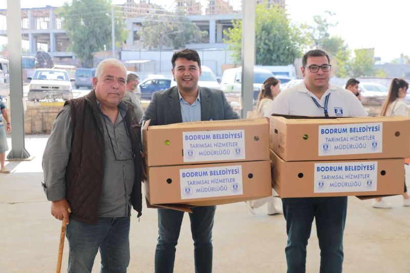 BELEDİYENİN YETİŞTİRDİĞİ FİDELER ÜRETİCİYLE BULUŞTU