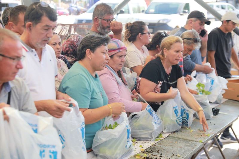 BELEDİYENİN YETİŞTİRDİĞİ FİDELER ÜRETİCİYLE BULUŞTU