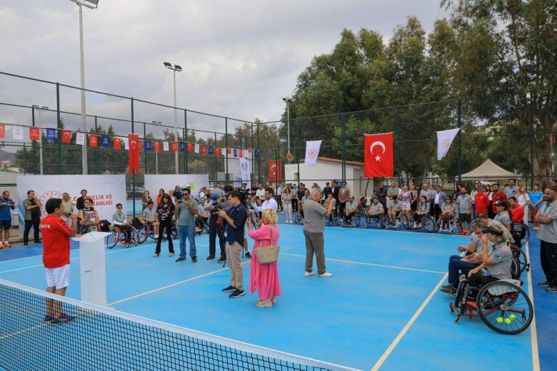 TEKERLEKLİ SANDALYE 100. YIL TENİS TURNUVASI HEYECANI