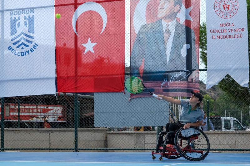 TEKERLEKLİ SANDALYE 100. YIL TENİS TURNUVASI HEYECANI