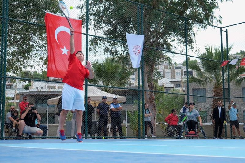 TEKERLEKLİ SANDALYE 100. YIL TENİS TURNUVASI HEYECANI