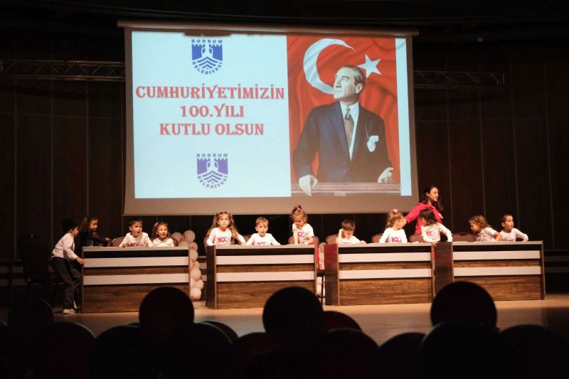 ANAOKULU ÖĞRENCİLERİNDEN MUHTEŞEM 100. YIL GÖSTERİSİ
