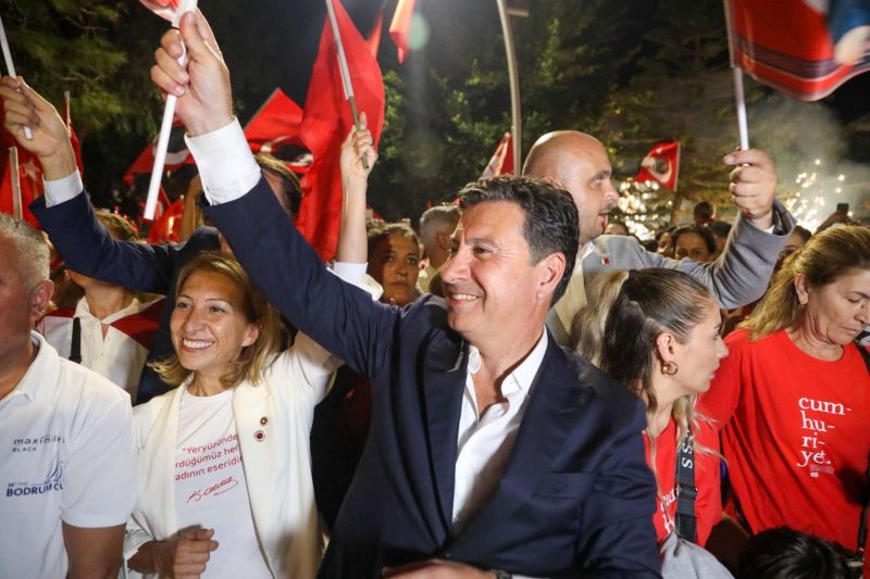 BODRUM’DA HALK MEYDANLARA SIĞMADI