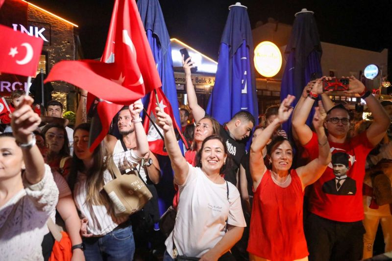 BODRUM’DA HALK MEYDANLARA SIĞMADI