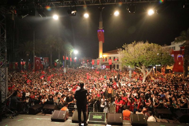 BODRUM’DA HALK MEYDANLARA SIĞMADI