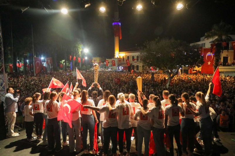 BODRUM’DA HALK MEYDANLARA SIĞMADI