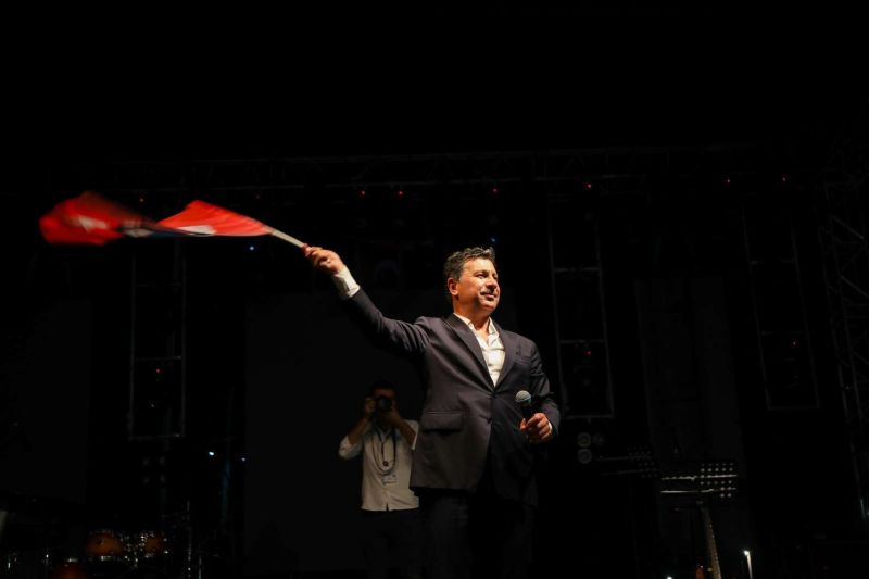 BODRUM’DA HALK MEYDANLARA SIĞMADI