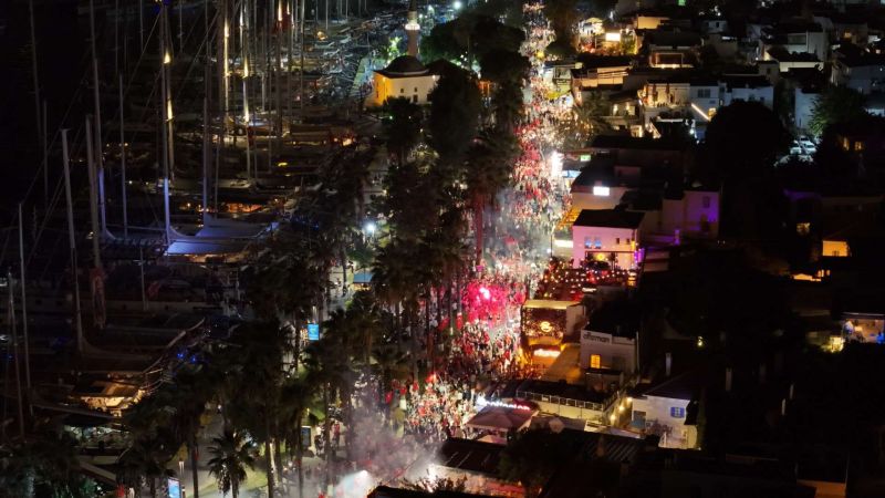 BODRUM’DA HALK MEYDANLARA SIĞMADI