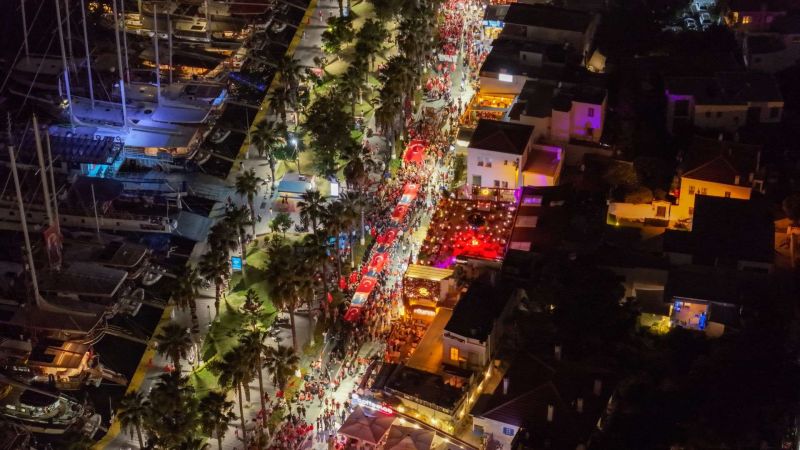 BODRUM’DA HALK MEYDANLARA SIĞMADI