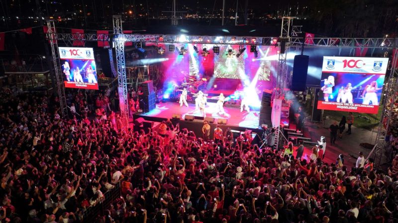 BODRUM’DA HALK MEYDANLARA SIĞMADI