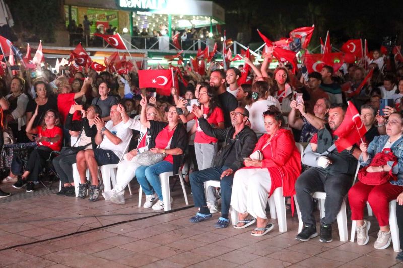 BODRUM’DA HALK MEYDANLARA SIĞMADI