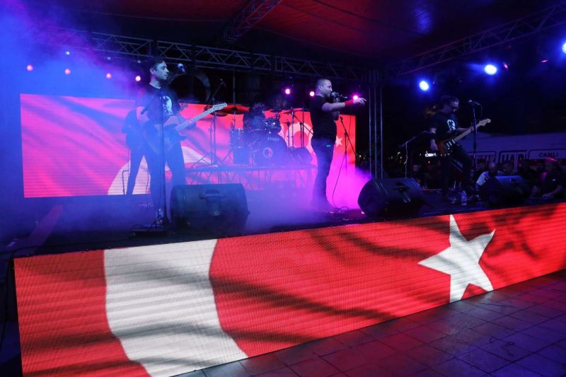 BODRUM’DA HALK MEYDANLARA SIĞMADI