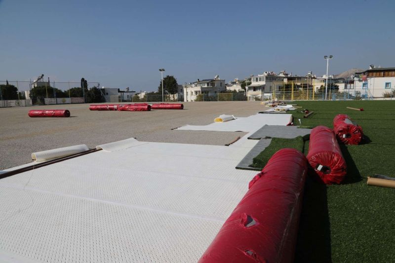 TURGUTREİS FUTBOL SAHASI YENİLEME ÇALIŞMALARINDA SON AŞAMAYA GELİNDİ