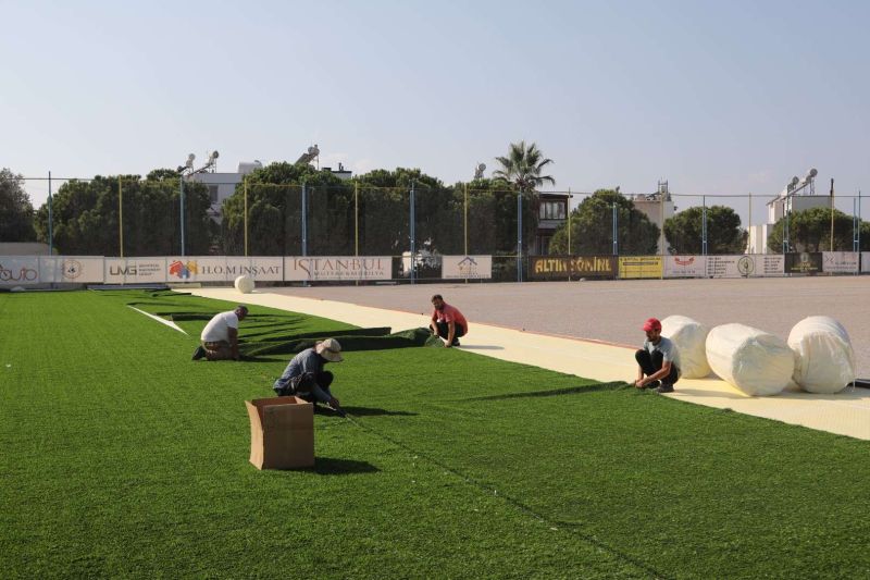 TURGUTREİS FUTBOL SAHASI YENİLEME ÇALIŞMALARINDA SON AŞAMAYA GELİNDİ