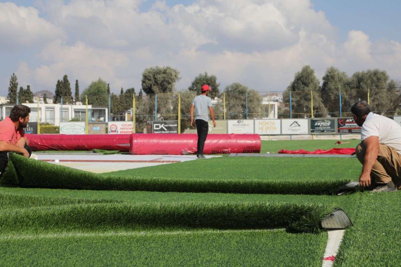 TURGUTREİS FUTBOL SAHASI YENİLEME ÇALIŞMALARINDA SON AŞAMAYA GELİNDİ
