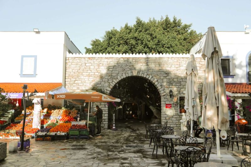 BODRUM GIDA ÇARŞISI ÖZGÜN YAPISIYLA HİZMET VERİYOR