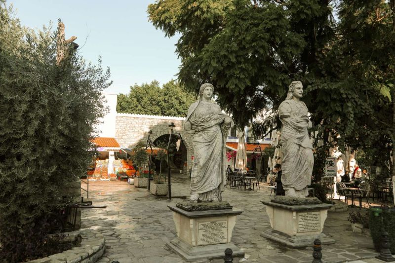 BODRUM GIDA ÇARŞISI ÖZGÜN YAPISIYLA HİZMET VERİYOR