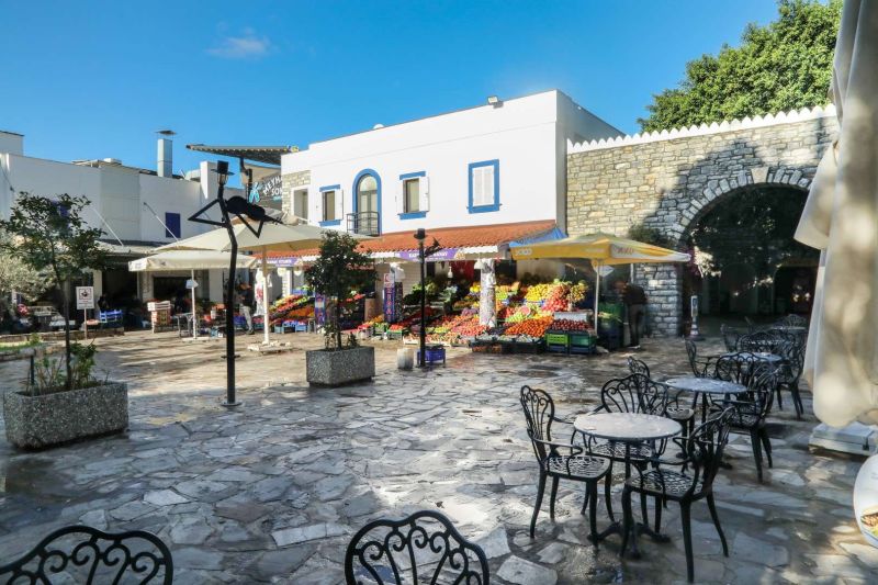 BODRUM GIDA ÇARŞISI ÖZGÜN YAPISIYLA HİZMET VERİYOR