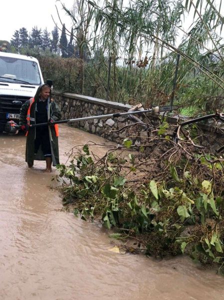 BELEDİYE EKİPLERİ YAĞMUR MESAİSİNDE