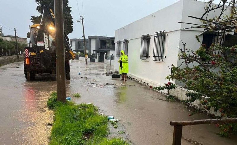 BELEDİYE EKİPLERİ YAĞMUR MESAİSİNDE