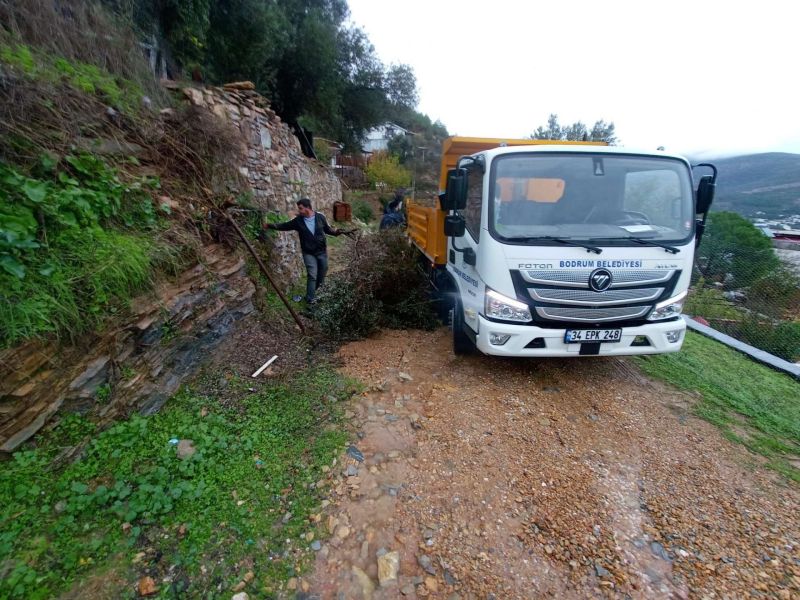 BELEDİYE EKİPLERİ YAĞMUR MESAİSİNDE