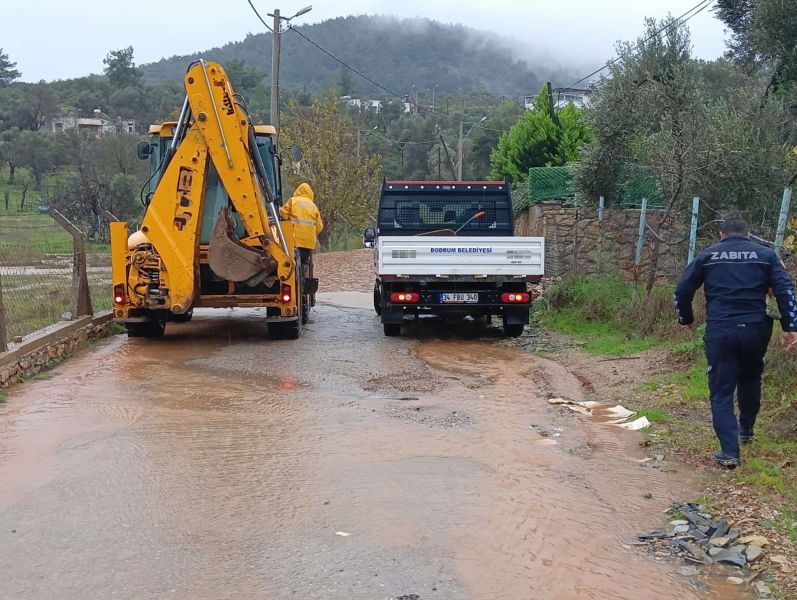 BELEDİYE EKİPLERİ YAĞMUR MESAİSİNDE