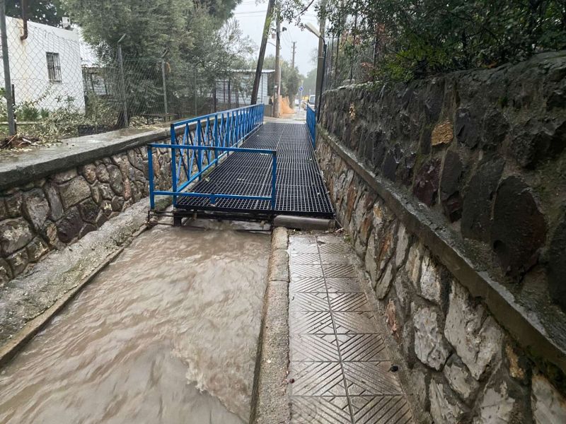 BELEDİYE EKİPLERİ YAĞMUR MESAİSİNDE