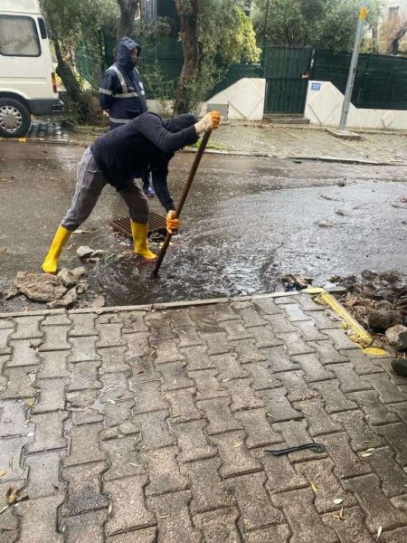 BELEDİYE EKİPLERİ YAĞMUR MESAİSİNDE
