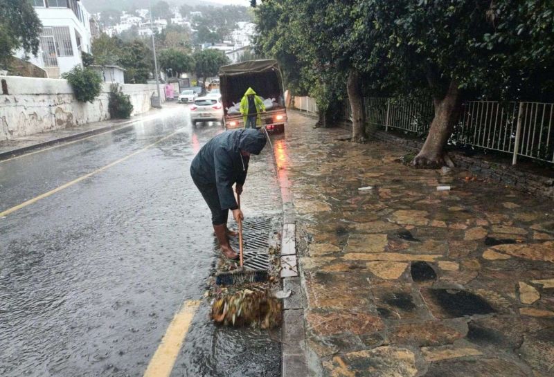 BELEDİYE EKİPLERİ YAĞMUR MESAİSİNDE