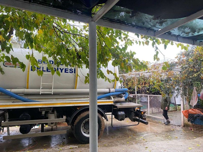 BELEDİYE EKİPLERİ YAĞMUR MESAİSİNDE