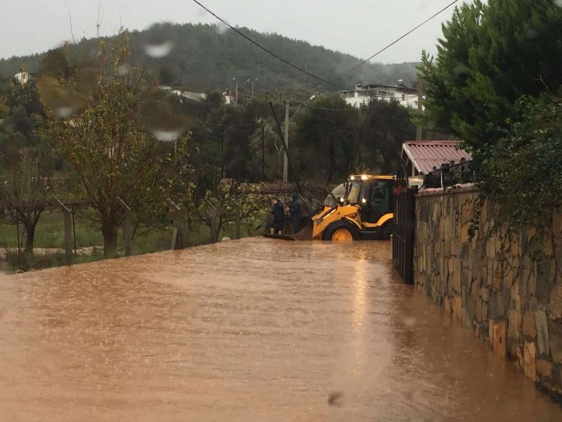 BELEDİYE EKİPLERİ YAĞMUR MESAİSİNDE