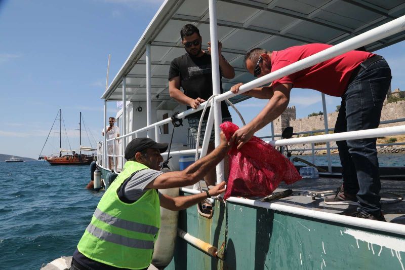 KUMBAHÇE SAHİLİNDE DENİZ DİBİ TEMZİLİĞİ