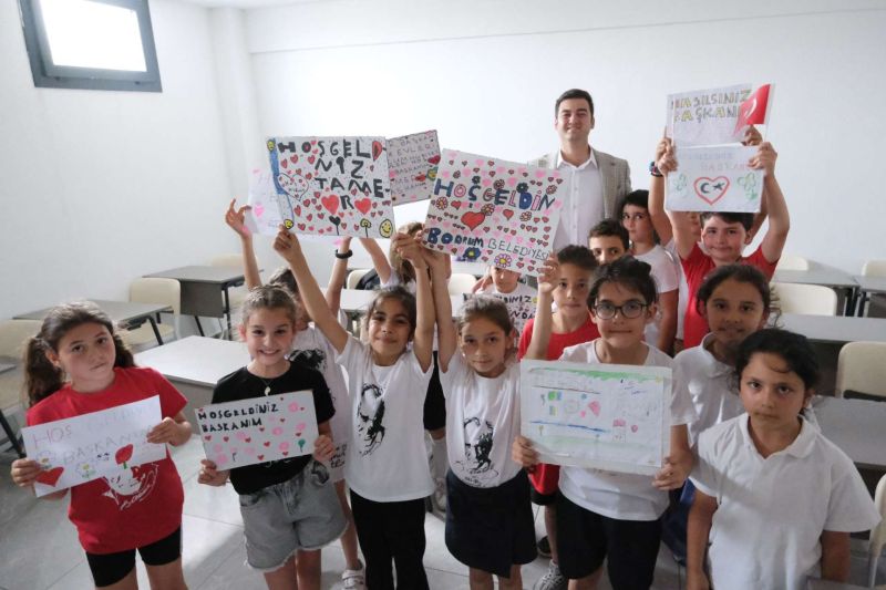 BAŞKAN MANDALİNCİ, CUMHURİYET HALK EVLERİ’NDE ÇOCUKLARLA BULUŞTU